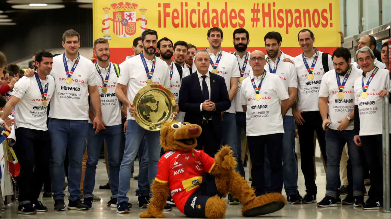 Los 'Hispanos', recibidos como héroes a su llegada a España