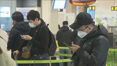 Mascarillas contra el coronavirus chino en el aeropuerto de Barajas