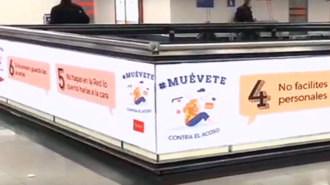 Carteles de la campaña 'Muévete' en el Metro de Madrid