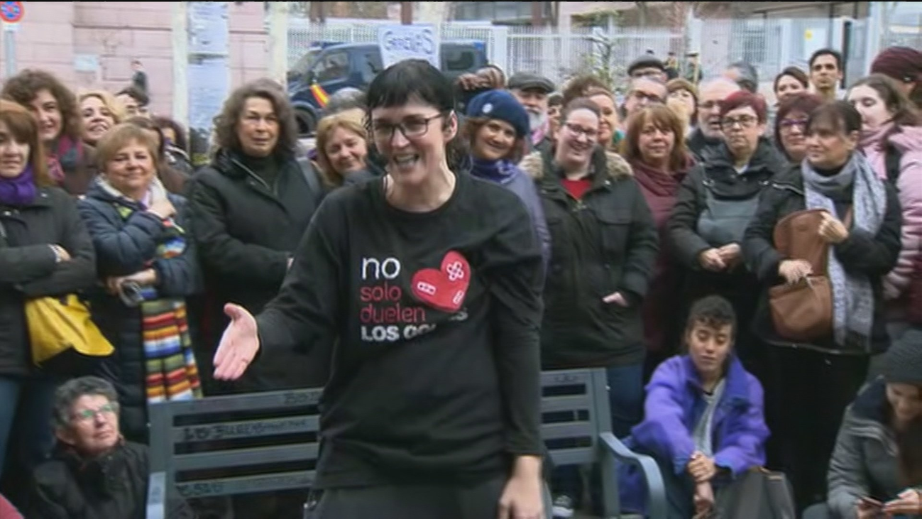 Pamela Palenciano hace su polémico monólogo sobre violencia machista a las puertas de la Asamblea