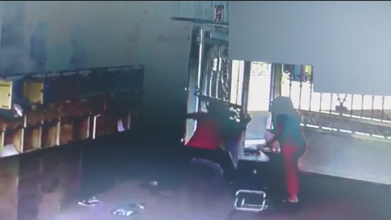 La pesadilla de unos vecinos de Torres de la Alameda por culpa de unos 'okupas'