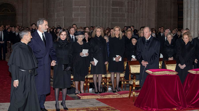 Felipe VI y la reina Letizia asisten con los reyes eméritos al  funeral por Pilar de Borbón