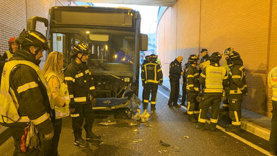 Muere un motorista tras chocar con un autobús en el túnel de Pío XII