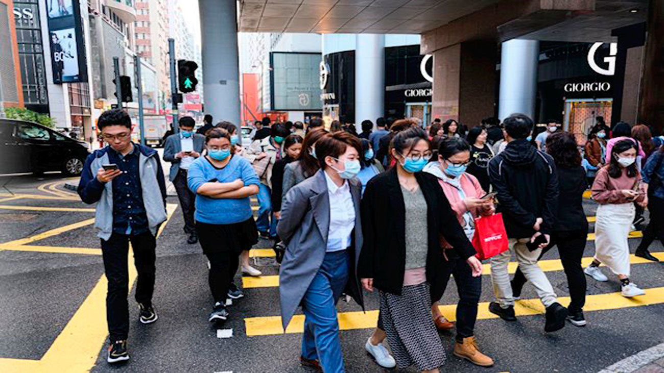 Multitud de personas, con mascarillas para evitar el coronavirus chino