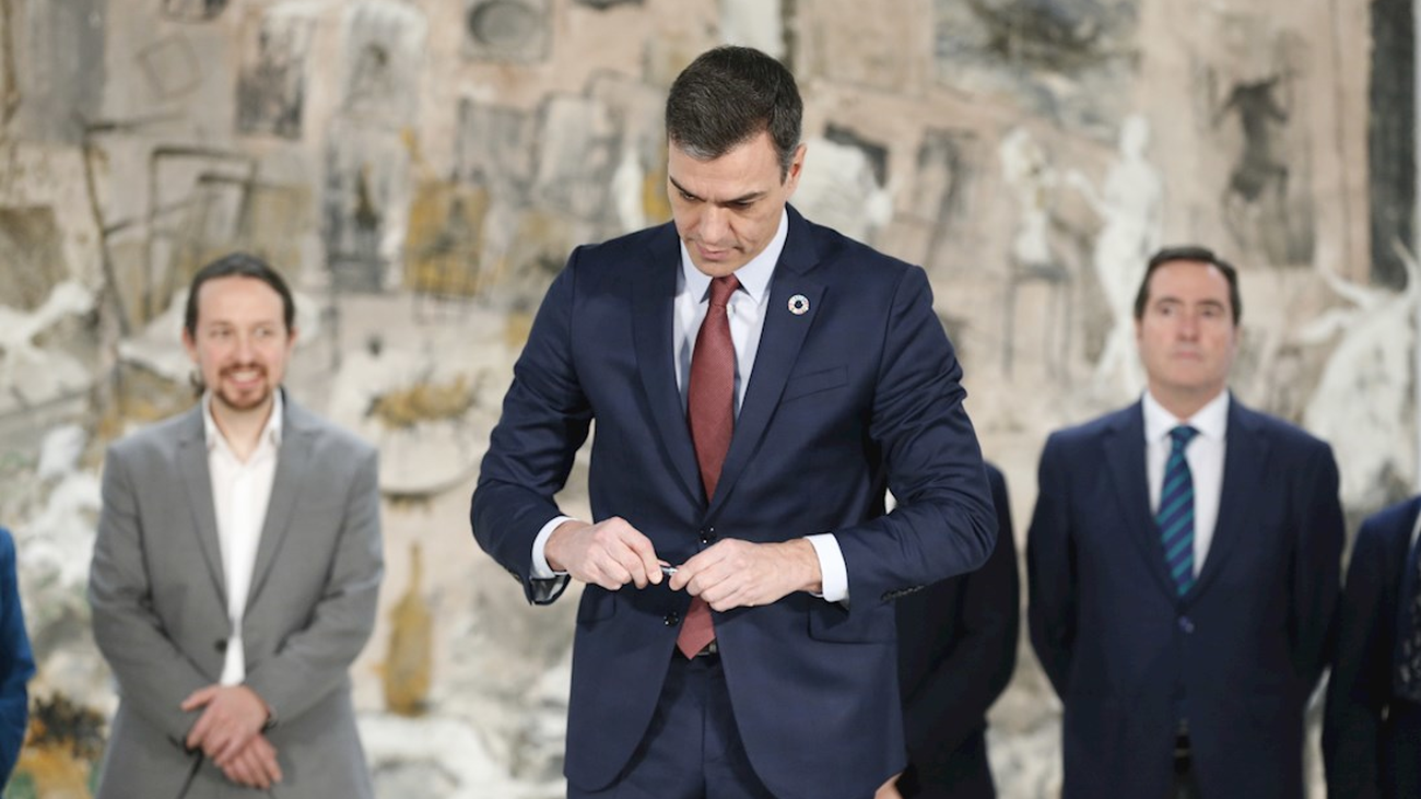 Sánchez e Iglesias firman con sindicatos y empresarios la subida del salario mínimo a 950 euros