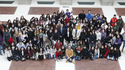 Ayuso advierte a escolares de que el acoso "le puede pasar a cualquiera"