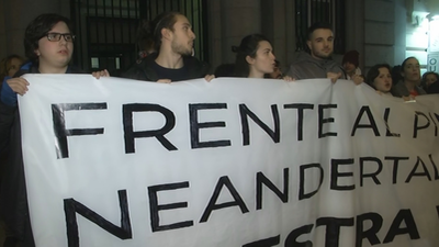 Profesores y estudiantes se manifiestan contra el 'pin parental' en el centro de Madrid