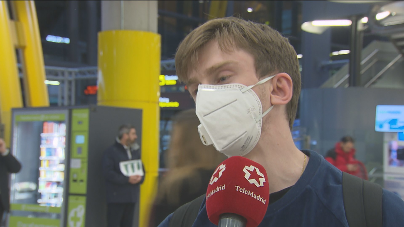 El aeropuerto de Barajas se llena de pasajeros con mascarillas