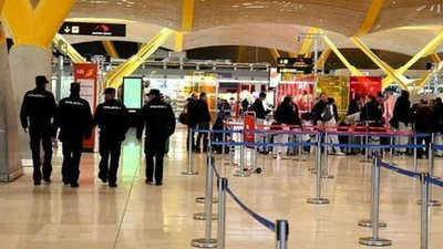 Dos agentes de Policía Nacional salvan de morir asfixiada a una bebé en la T-4 de Barajas
