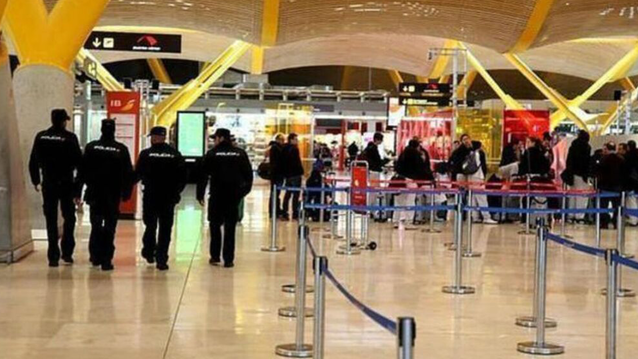 Agentes de Policía en el aeropuerto de Barajas