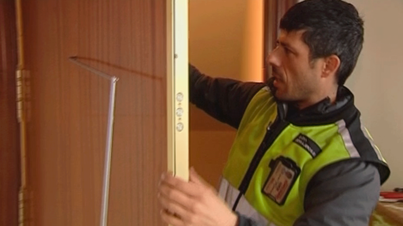 La Policía de Boadilla alerta de robos  en casas colando una herramienta por la mirilla de la puerta