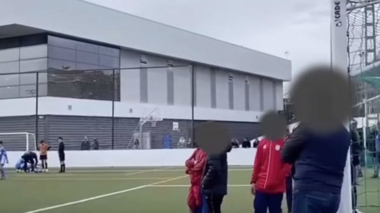 Un padre pide a su hijo de 11 años que "le rompa la pierna" a otro niño