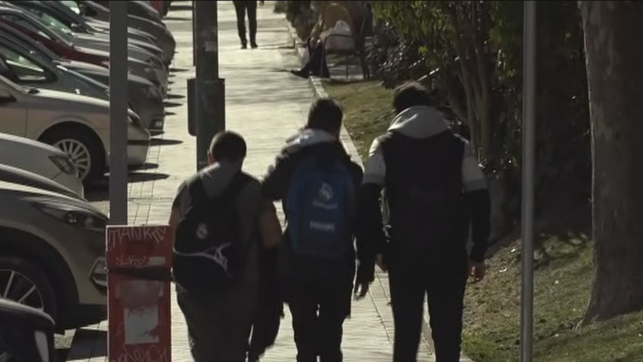 Protestas contra una casa de apuestas al lado del centro especializado en ludopatía del Gregorio Marañón