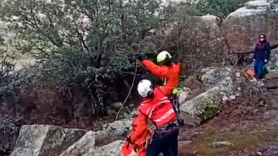 Un helicóptero rescata a dos excursionistas en La Pedriza