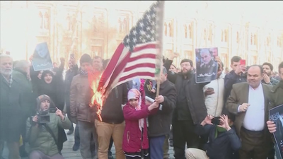 Un empresario iraní fabrica banderas de EE.UU e Israel para que los manifestantes las quemen