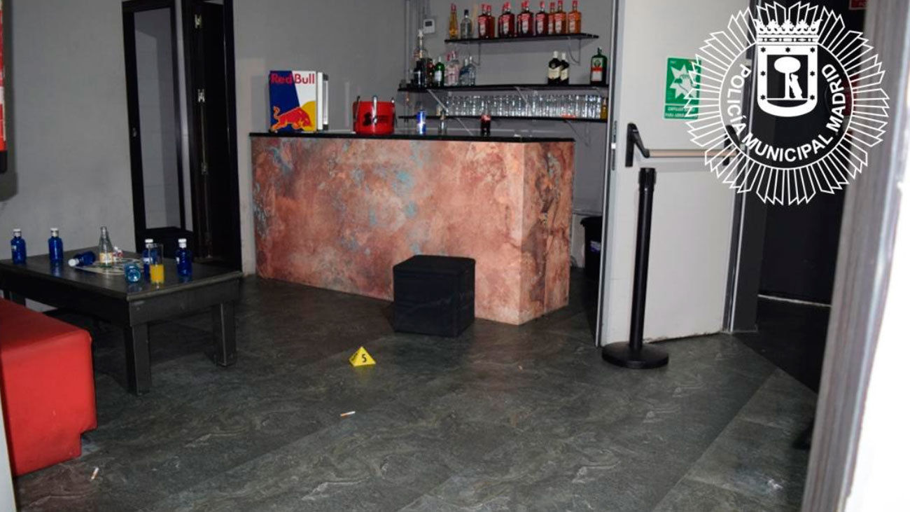 La Policía Municipal rescata a 60 personas atrapadas en una discoteca ilegal en Vallecas