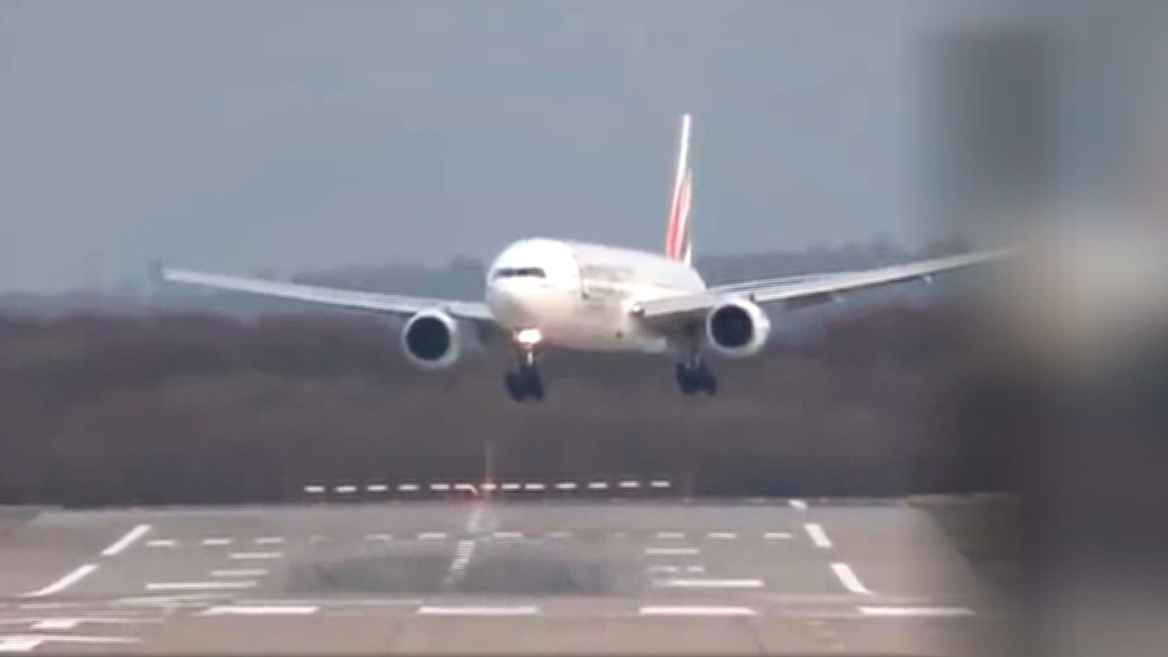 Un avión realiza un aterrizaje forzoso a causa del viento