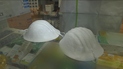 La escasez de mascarillas ya afecta en Madrid a gremios que las usan en sus trabajos