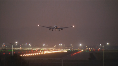 Impecable aterrizaje de emergencia de un avión en Barajas