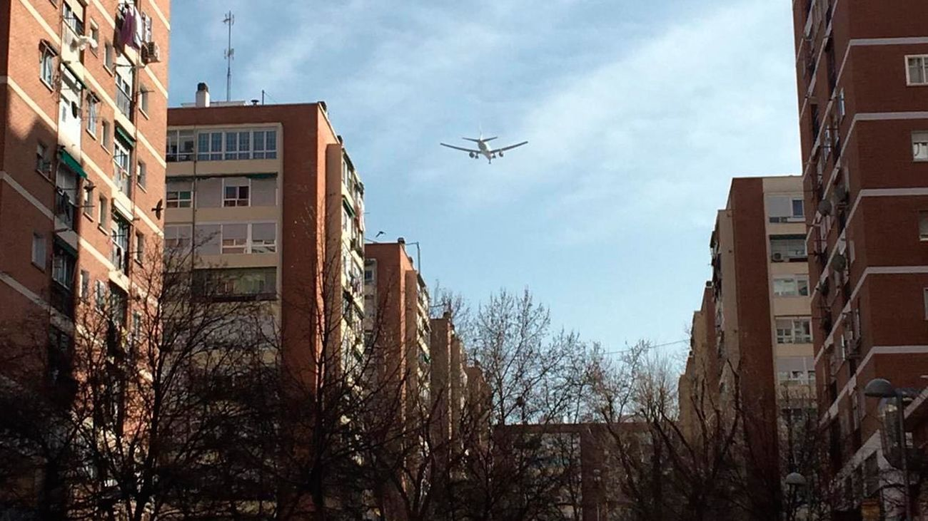 Los madrileños sorprendidos por el sobrevuelo del avión averiado
