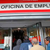 El paro baja en 1.357 personas en julio, hasta los 2,4 millones, su menor cifra en este mes en 18 años