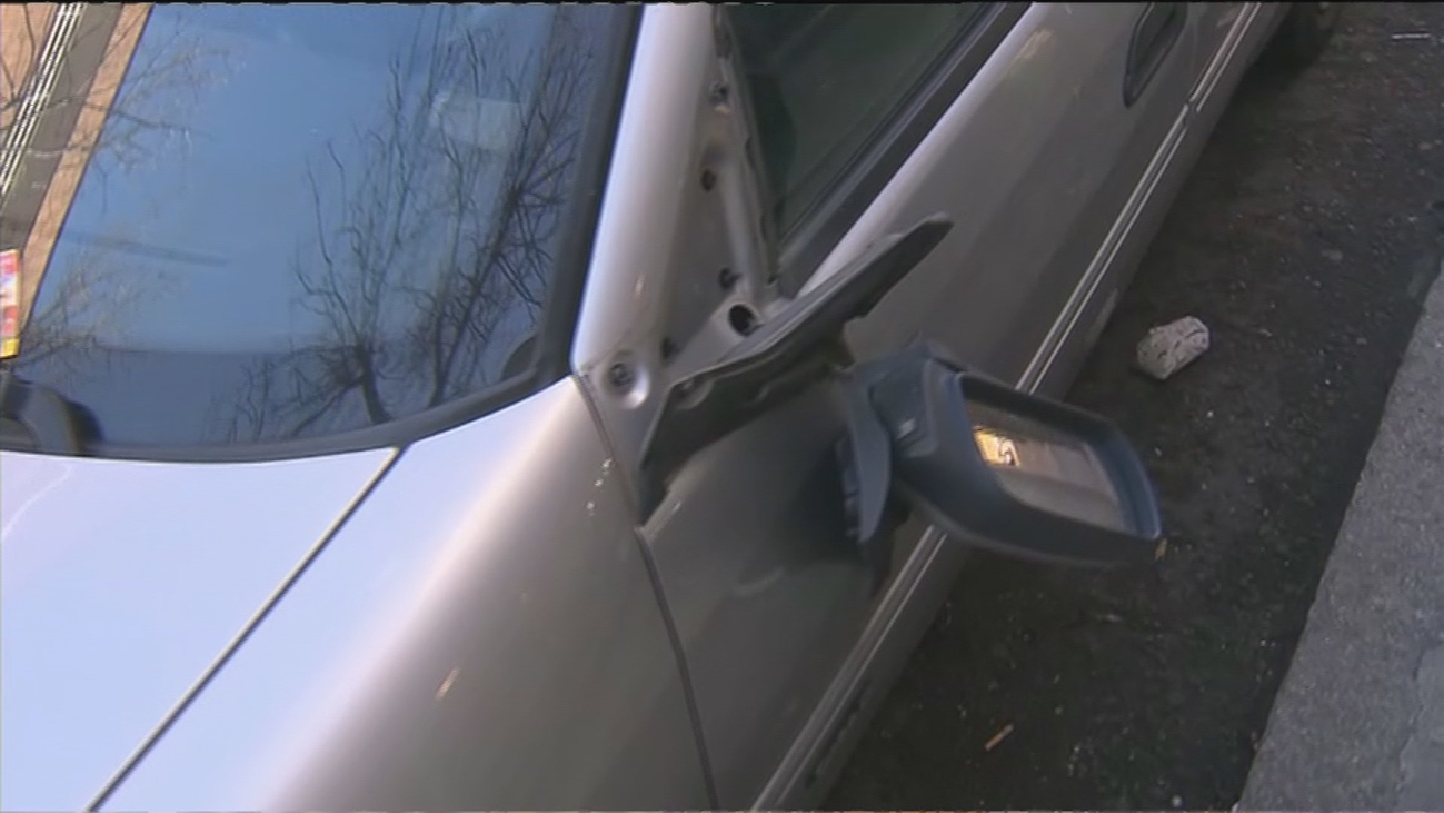 Actos vandálicos en Pueblo Nuevo, con la rotura de decenas de retrovisores en las calles del barrio