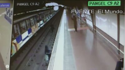 Tres grafiteros saltan a las vías del metro para pintar un tren que estaba a punto de salir