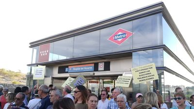 Quejas de los vecinos por el cierre de la estación del metro Hospital del Henares "sin aviso"