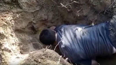 Los bomberos rescatan a una perrita teckel atrapada en una madriguera en Majadahonda