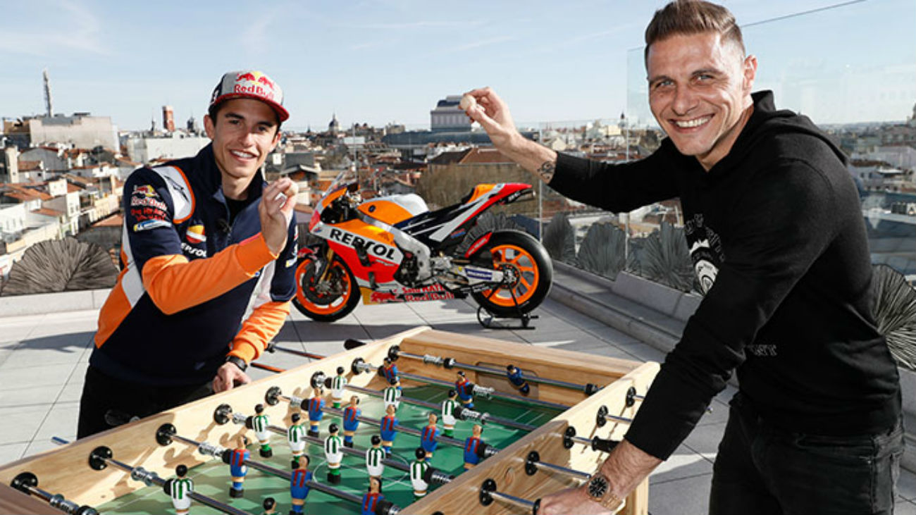 Marc Márquez y Joaquín se retan a un partido de futbolín