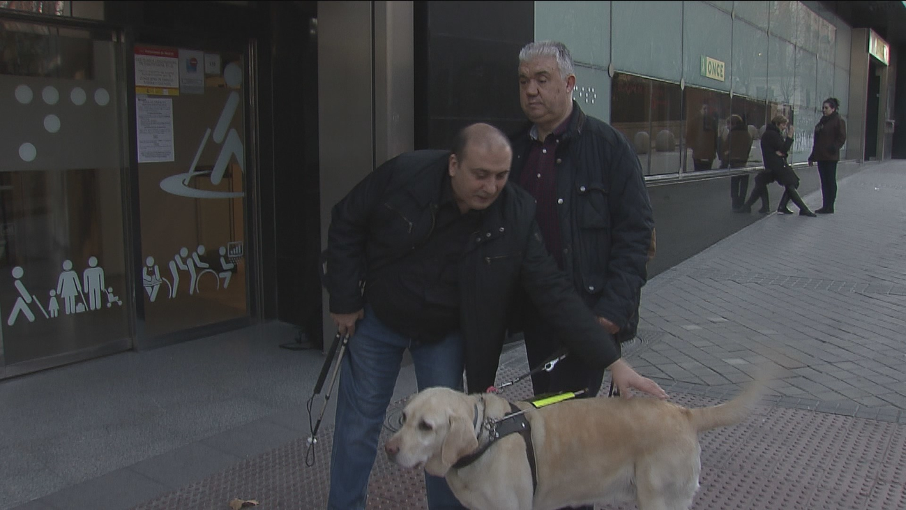 Dos hombres ciegos buscan al taxista de Madrid que se fue con sus guitarras