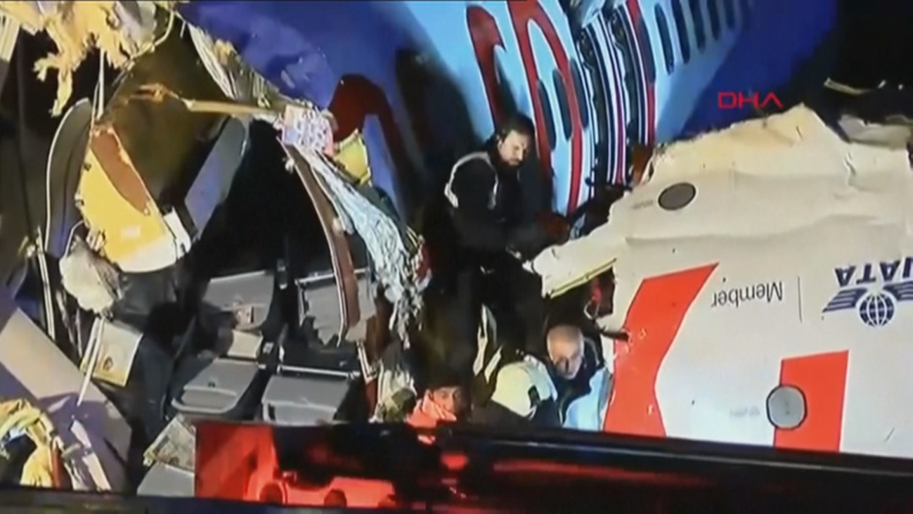 Un avión de pasajeros se parte en tres al aterrizar en Turquía