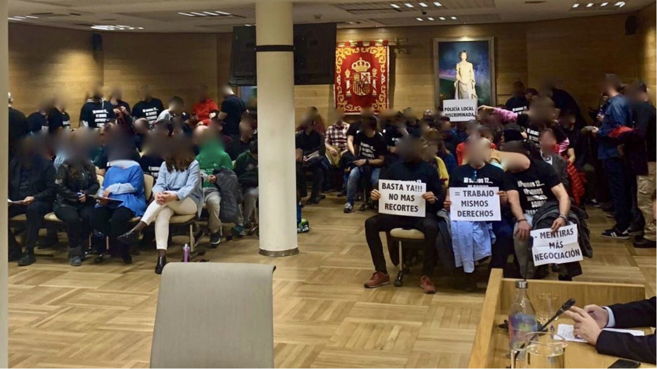 Un centenar de policías municipales de Getafe toman el Pleno