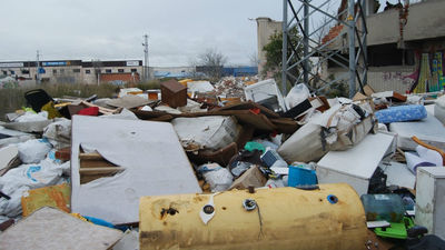 Móstoles inicia la retirada de los vertidos ilegales de la calle Puerto Almenara