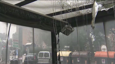Denuncian la quema de la terraza de una cafetería en Usera