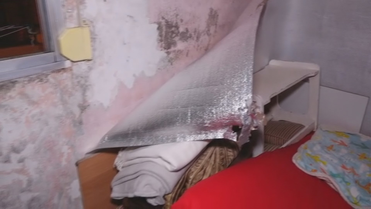 Así vive en un minipiso de 12 metros lleno de humedades en Madrid