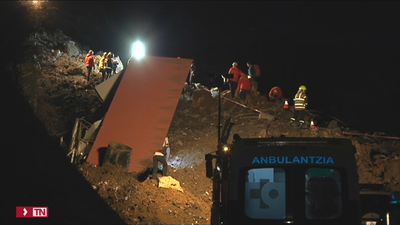 Buscan a 2 personas en Zaldibar (Vizcaya) tras un desprendimiento junto a la AP-8