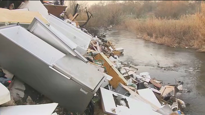 Escombros, plásticos y basura convierten el cauce del río Guadarrama en un vertedero