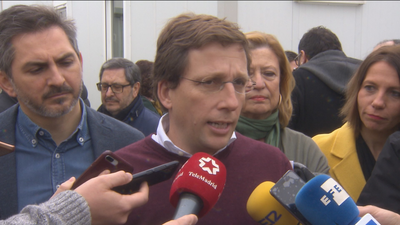 Almeida visita a los primeros refugiados instalados en el Centro de Acogida Temporal de Vallecas