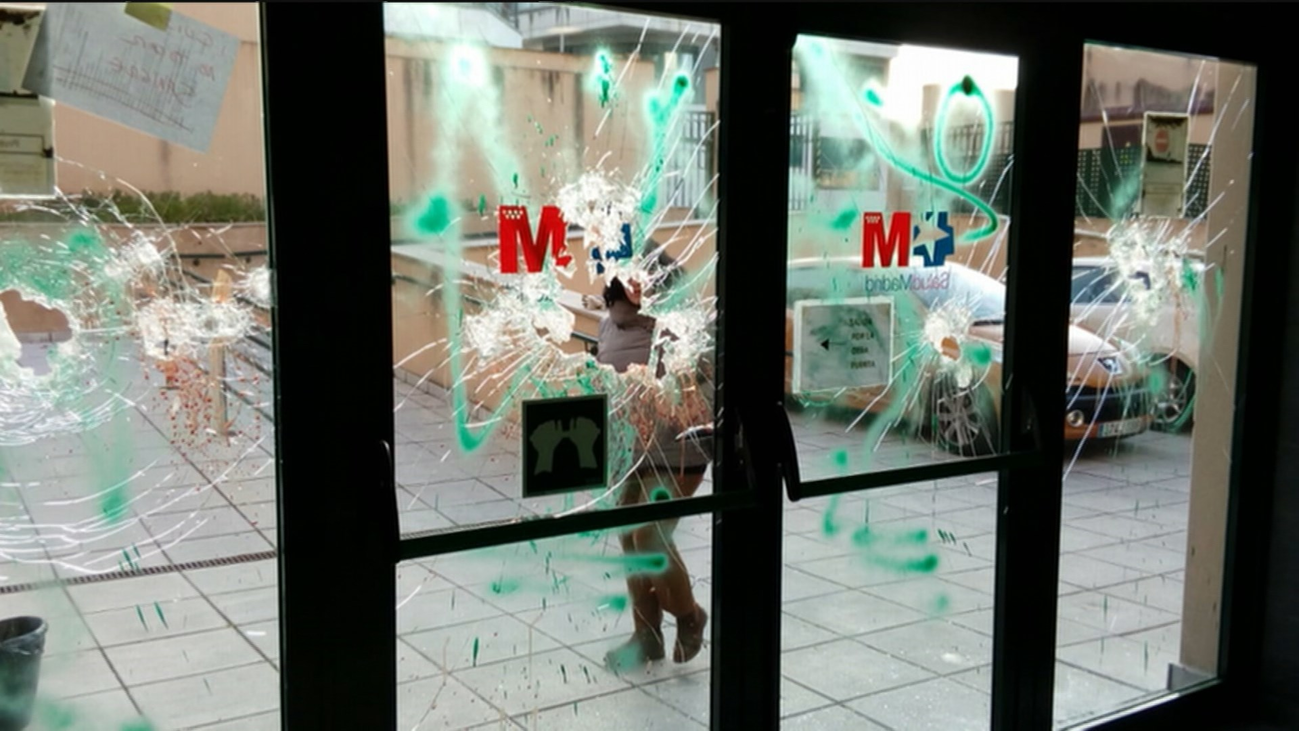 Destrozan con barras de hierro las puertas del centro de salud mental de Hortaleza para robar