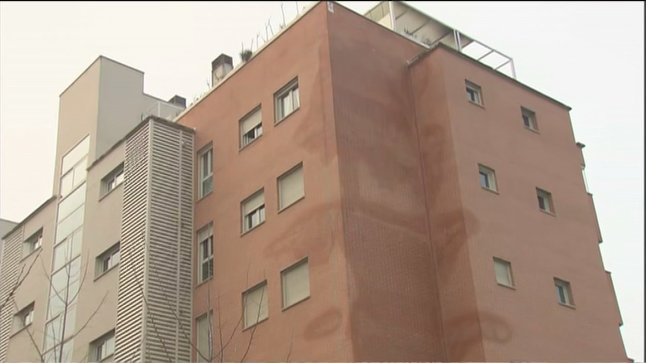 Inunda un edificio de Alameda de Osuna tras realizar unas obras ilegales con una fuente en el ático