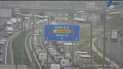 La niebla, varios accidentes y el 'efecto mirón' complican la hora punta del lunes en Madrid