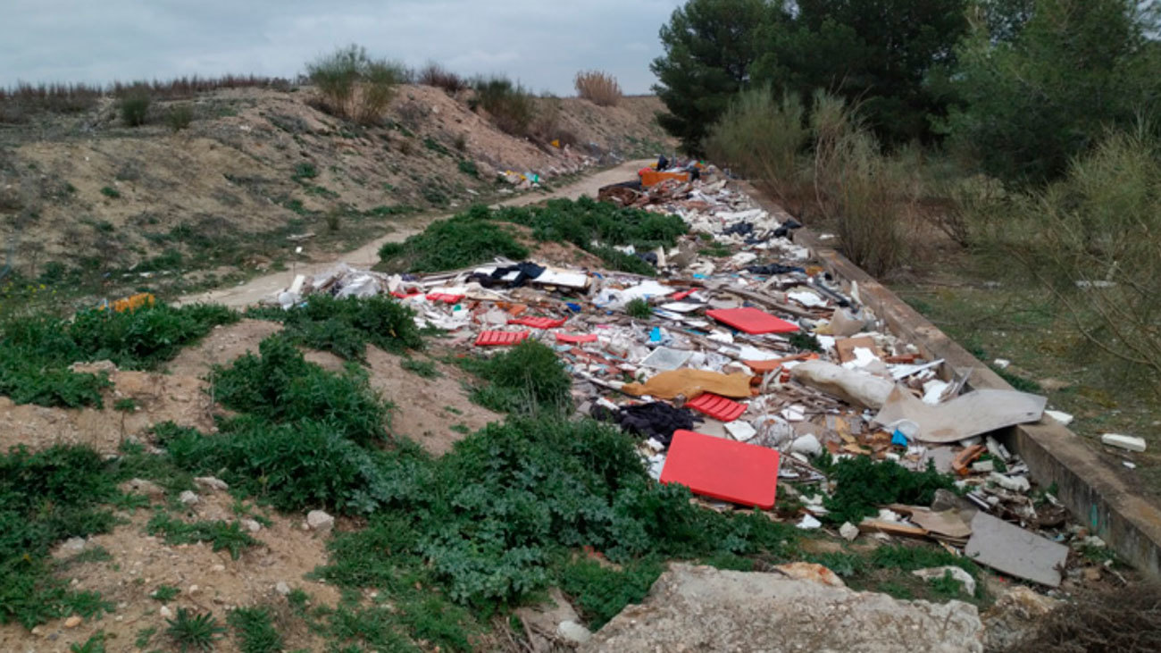Vertedero de escobros y restos de basura en el entorno de las Lagunas de Perales  en Getafe