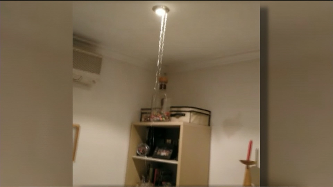Catarata de goteras en su salón en Arganda porque su vecino se niega a arreglar el tejado