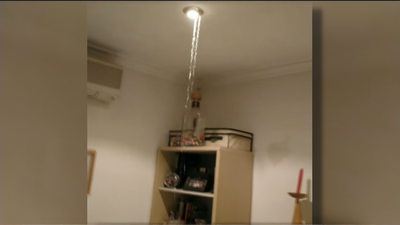 Catarata de goteras en su salón en Arganda porque su vecino se niega a arreglar el tejado