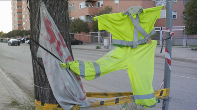 Colocan un chaleco reflectante para evitar atropellos en Villaverde