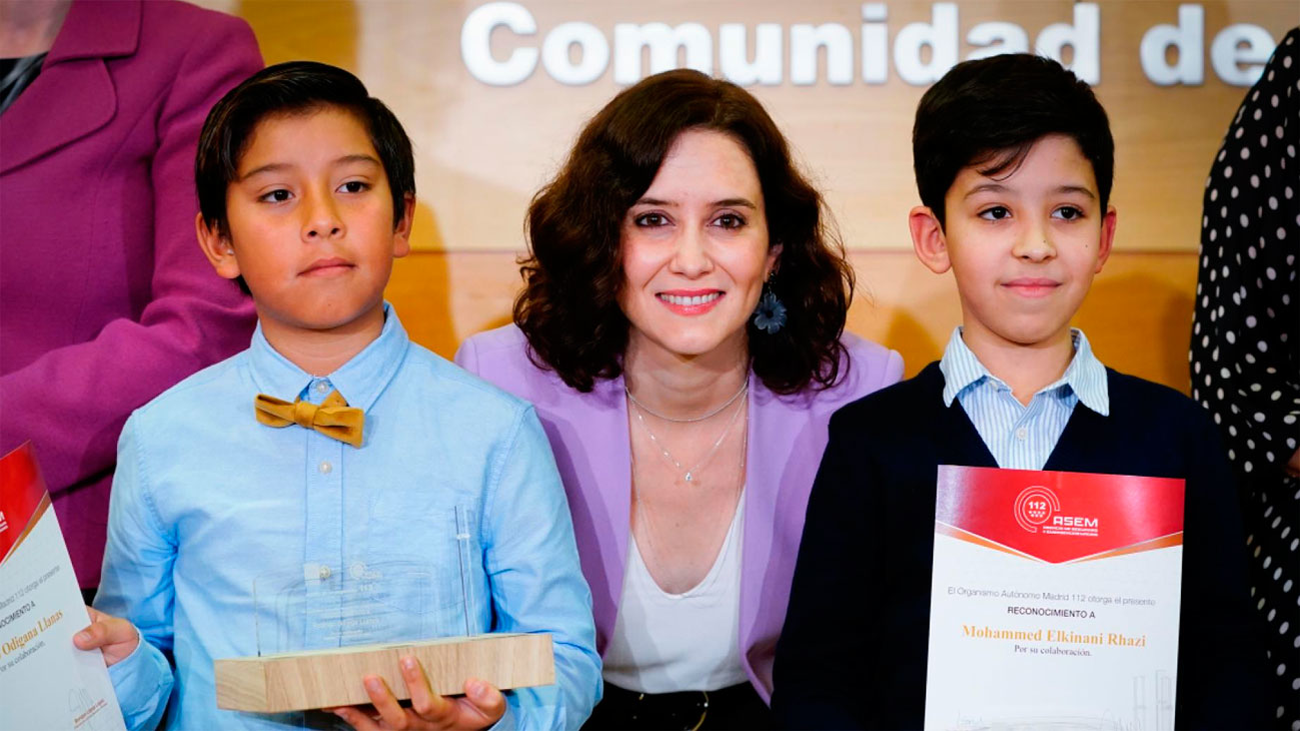 Dos "campeones" de 11 años reciben premios del 112