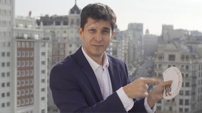 Love is in the air… El mago Jorge Luengo lleva la magia del amor a Telemadrid por San Valentín