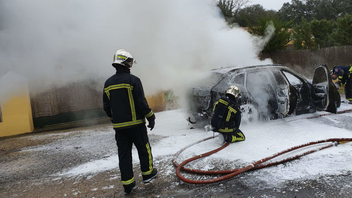 Coche quemado en Algete (Foto: @parque_11) / @parque_11