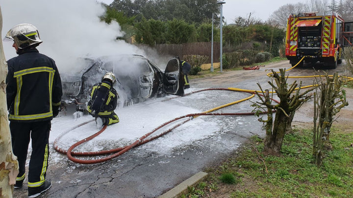 Coche quemado en Algete (Foto: @parque_11) / @parque_11